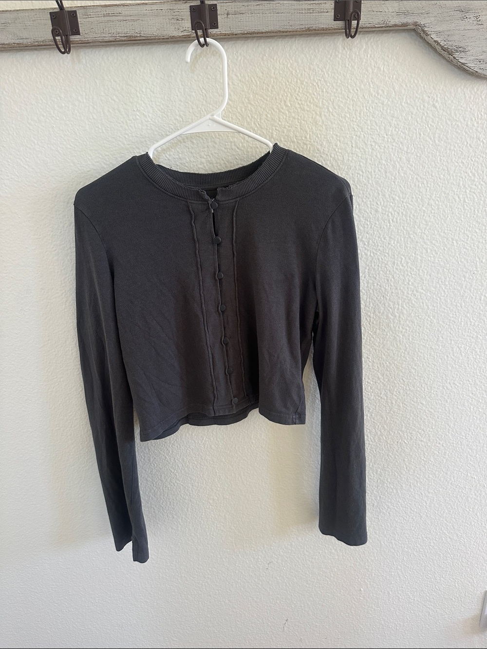 Women's Black Cropped Button-Front Long Sleeve Top